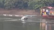 Auto con dos pasajeros se cae de la panga en Otatitlán; no lograron salir del río