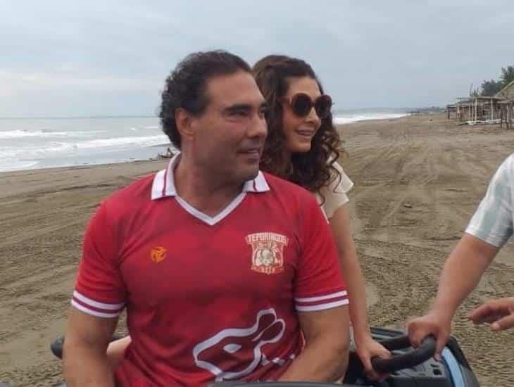 Eduardo Yáñez y Mayrín Villanueva, graban telenovela en playa de Chachalacas