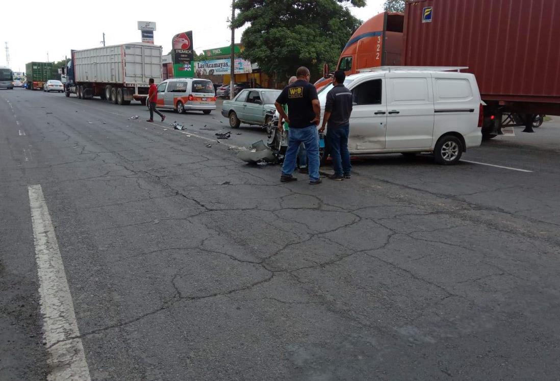 Tráiler se estrella contra camioneta en Cardel y responsable huye