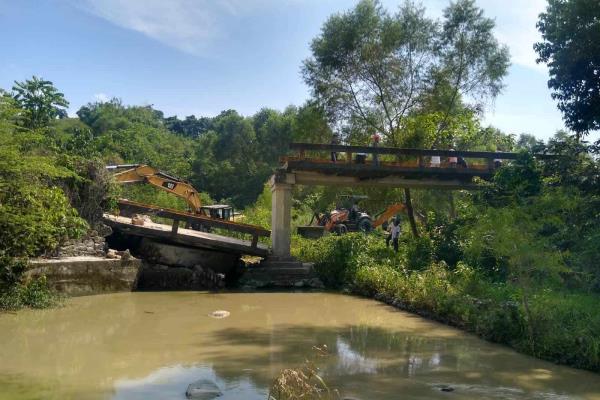 Revisan afectaciones tras colapso de puente en Misantla