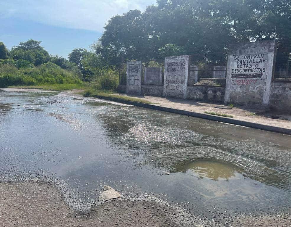 Aguas negras afectan a vecinos de fraccionamiento de Veracruz