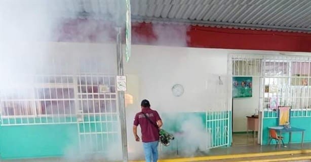 Fumigan escuelas en Paso de Ovejas para evitar casos de dengue