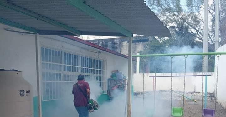 Fumigan escuelas en Paso de Ovejas para evitar casos de dengue