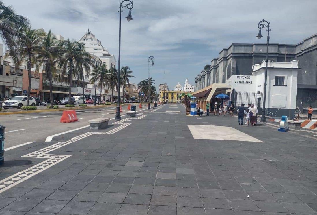 Artesanos del Malecón de Veracruz quedarían vulnerables a los nortes, alertó su líder