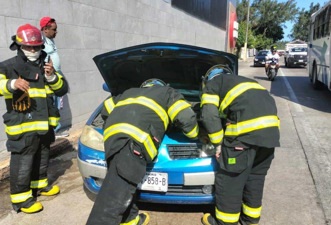 Se incendia auto sobre el bulevar Fidel Velázquez, en Veracruz