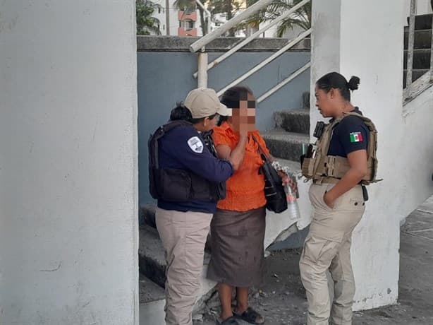 Rescatan a mujer, pretendía arrojarse de puente peatonal en Boca del Río