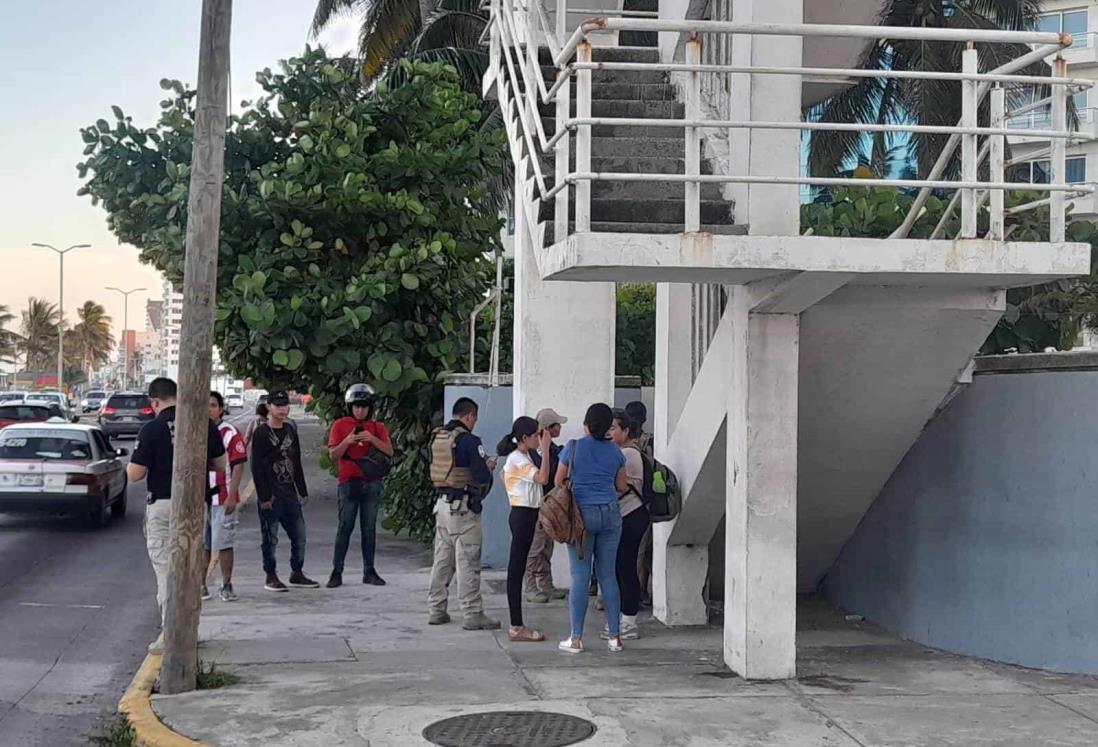 Rescatan a mujer, pretendía arrojarse de puente peatonal en Boca del Río