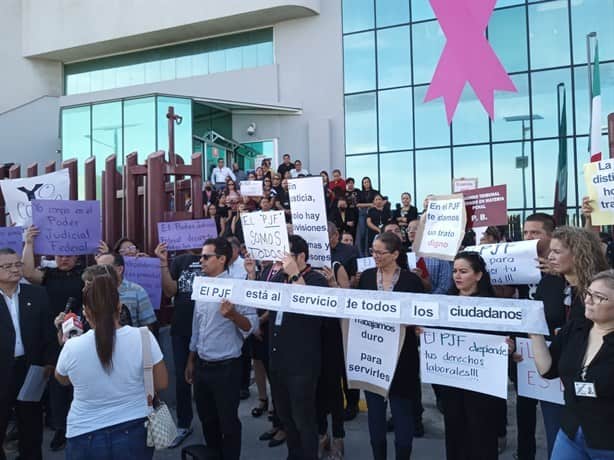 Se manifiestan trabajadores del Poder Judicial en Veracruz; exigen no recorte a fideicomisos | VIDEO