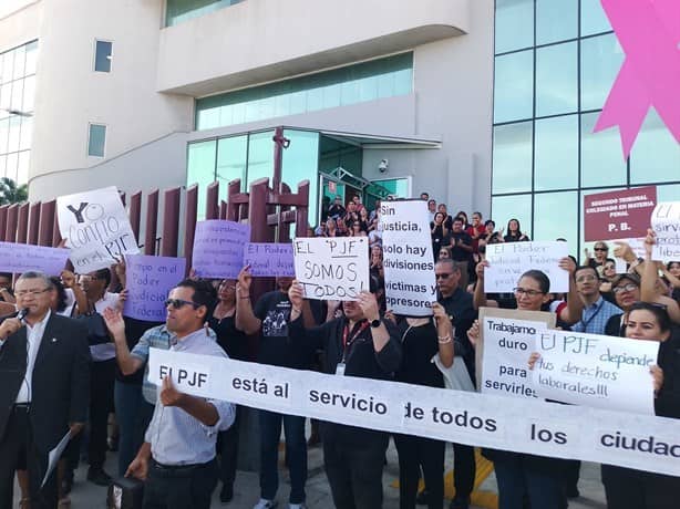 Se manifiestan trabajadores del Poder Judicial en Veracruz; exigen no recorte a fideicomisos | VIDEO