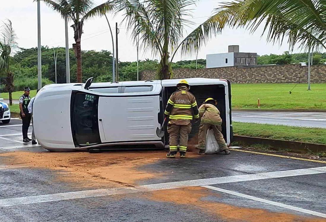 Camioneta se volcó  en carretera Boca del Río - Paso del Toro