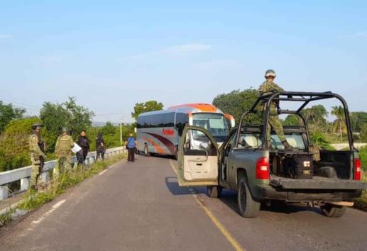 Narcobloqueos causan alarma en carreteras de Michoacán