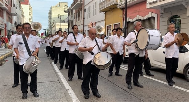 Desfile conmemorativo por el 55 aniversario del Fuego Olímpico