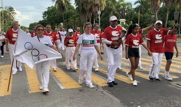 Desfile conmemorativo por el 55 aniversario del Fuego Olímpico