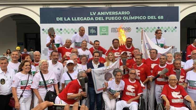 Desfile conmemorativo por el 55 aniversario del Fuego Olímpico