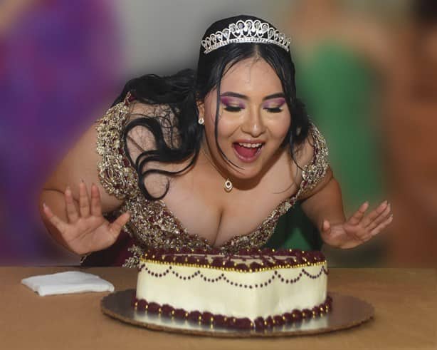 Bety Luna Enríquez disfruta sus dulces 18