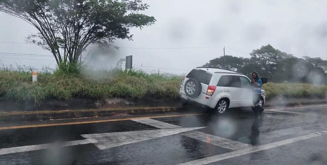 Choca camioneta contra tráiler en autopista Cardel-Veracruz