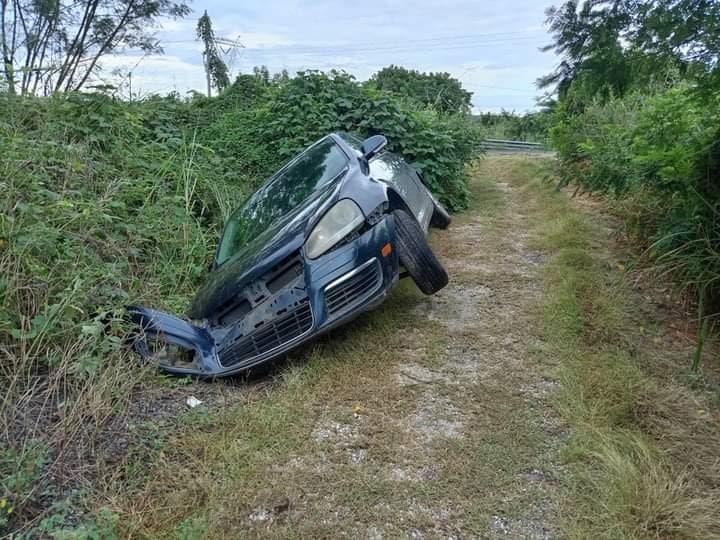 Tienen relaciones en automóvil y caen a zanja de un canal de agua en Veracruz