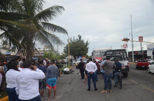 Camión de Veracruz le quita la vida a joven motociclista