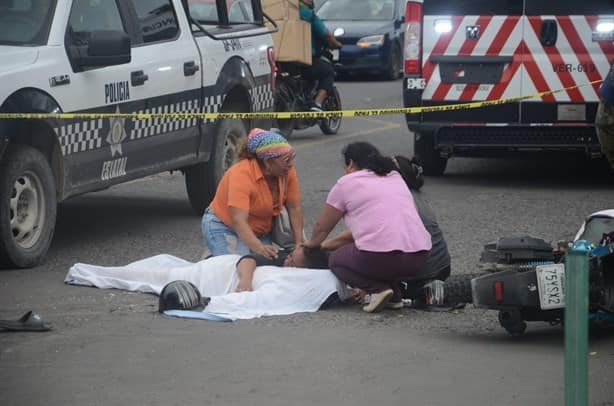 Camión de Veracruz le quita la vida a joven motociclista