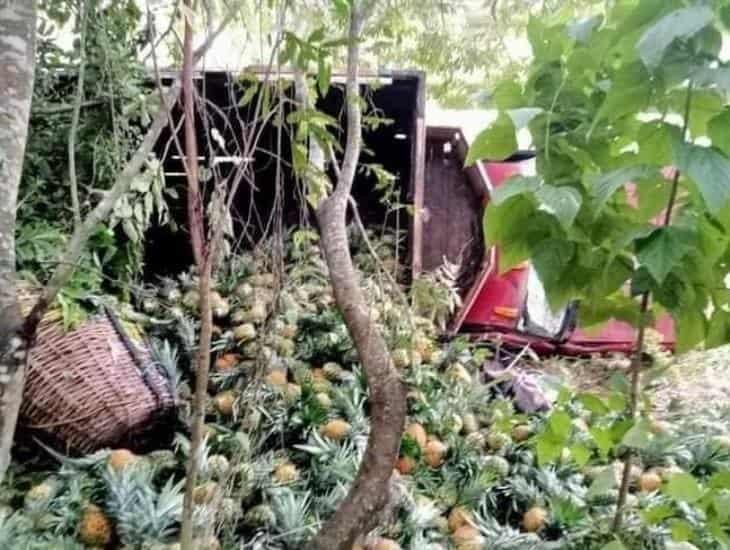 Camioneta con piñas terminó volcada en Juan Rodríguez Clara