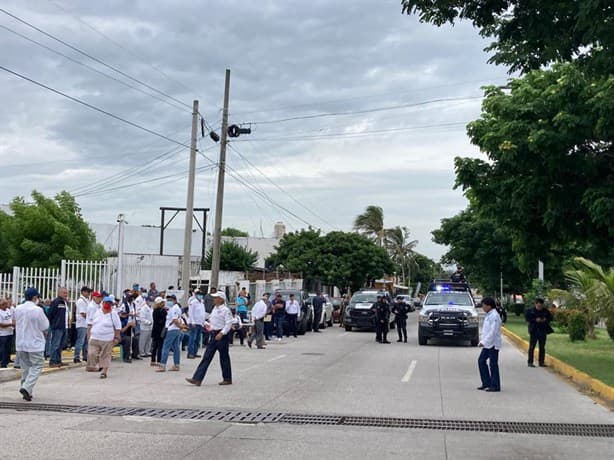 Se manifiestan extrabajadores portuarios de Veracruz en avenida J.B Lobos | VIDEO