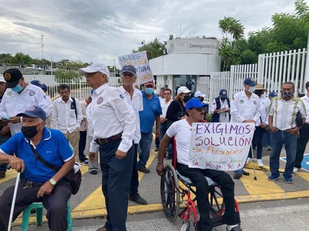 Se manifiestan extrabajadores portuarios de Veracruz en avenida J.B Lobos | VIDEO