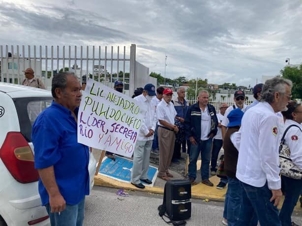 Se manifiestan extrabajadores portuarios de Veracruz en avenida J.B Lobos | VIDEO