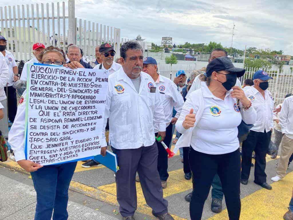 Se manifiestan extrabajadores portuarios de Veracruz en avenida J.B Lobos | VIDEO