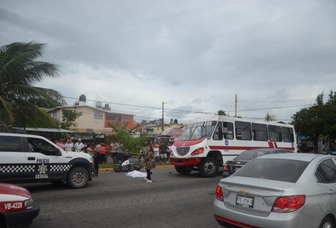 Camión de Veracruz le quita la vida a joven motociclista