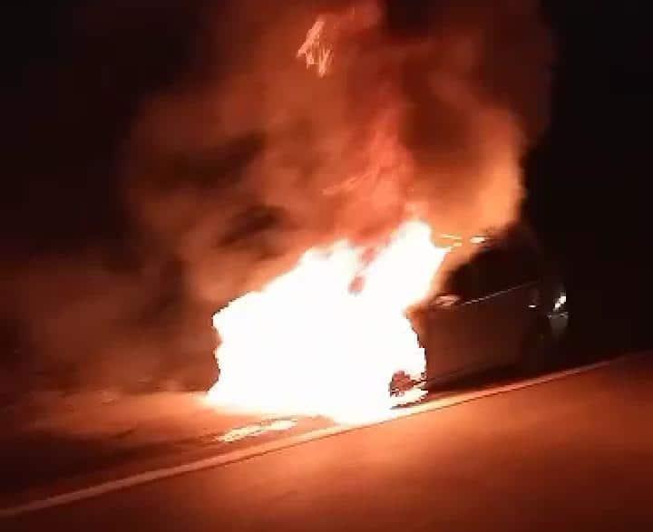 Fuego consume camioneta en Ixtaczoquitlán, Veracruz