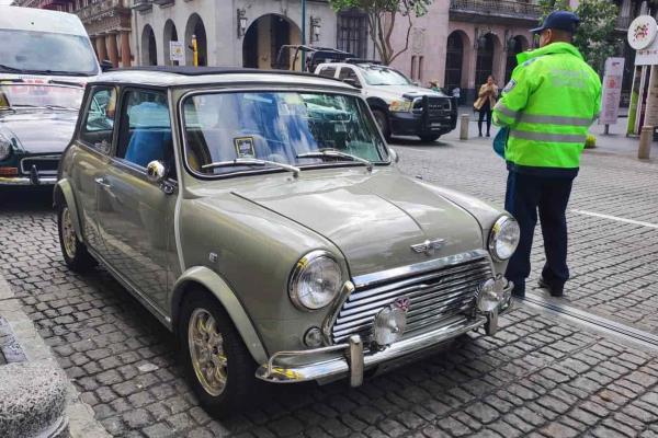 Exposición de autos antiguos en Xalapa con noble causa