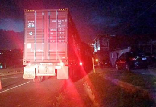 Tráiler se estampa contra una casa en Dos Ríos