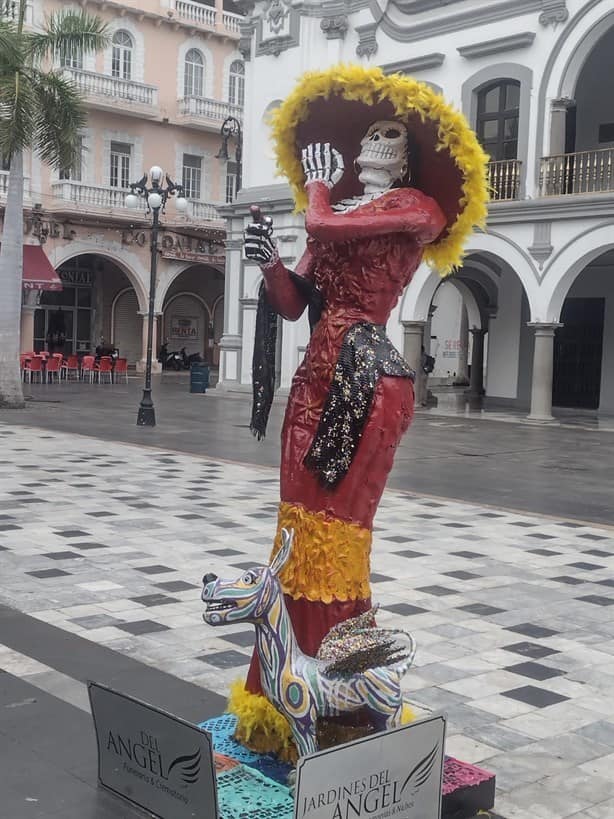 Colocan catrina y calavera gigante en el Zócalo de Veracruz por Día de Muertos