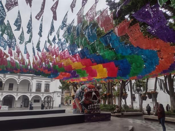 Colocan catrina y calavera gigante en el Zócalo de Veracruz por Día de Muertos