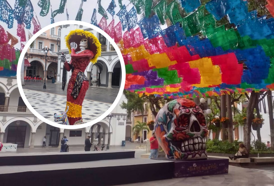 Colocan catrina y calavera gigante en el Zócalo de Veracruz por Día de Muertos