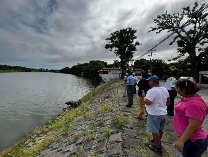 Automóvil golpea a motociclista de Medellín y lo manda al río Jamapa