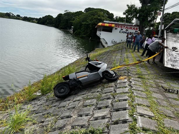 Automóvil golpea a motociclista de Medellín y lo manda al río Jamapa