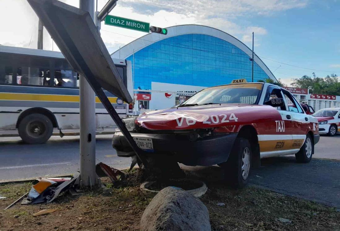 Camión golpea un taxi de Veracruz y lo estrella frente a auditorio Benito Juárez |VIDEO