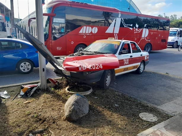 Camión golpea un taxi de Veracruz y lo estrella frente a auditorio Benito Juárez |VIDEO