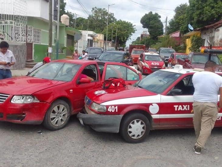 Mujer de Tierra Blanca termina lesionada tras chocar con un taxi