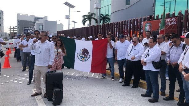 Realizan paro de brazos caídos, trabajadores del Poder Judicial en Boca del Rio | VIDEO