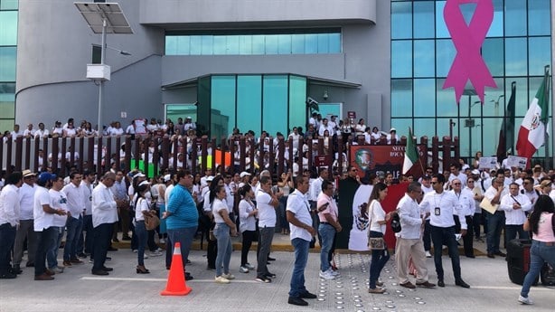 Realizan paro de brazos caídos, trabajadores del Poder Judicial en Boca del Rio | VIDEO