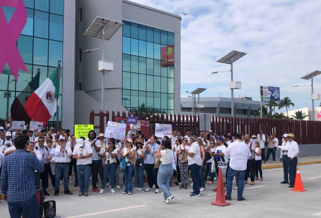 Realizan paro de brazos caídos, trabajadores del Poder Judicial en Boca del Rio | VIDEO