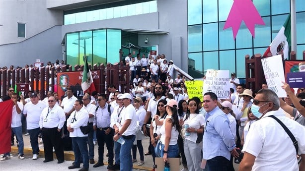 Realizan paro de brazos caídos, trabajadores del Poder Judicial en Boca del Rio | VIDEO