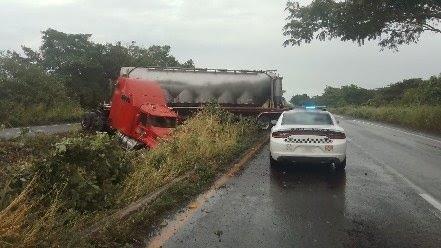 Choca tráiler en la autopista La Tinaja a Cosamaloapan