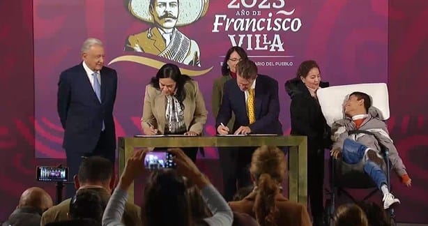 AMLO firma convenio para ofrecer apoyos a personas con discapacidad