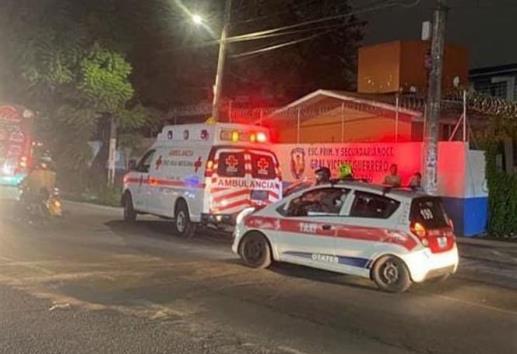 Ambulancia y taxi chocan en calles de Xalapa