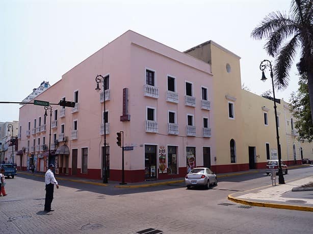 Este edificio antes era un convento y ahora es un hotel en Veracruz