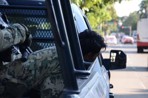 Civiles persiguen a ladrón en Veracruz, lo atrapan y entregan a la policía