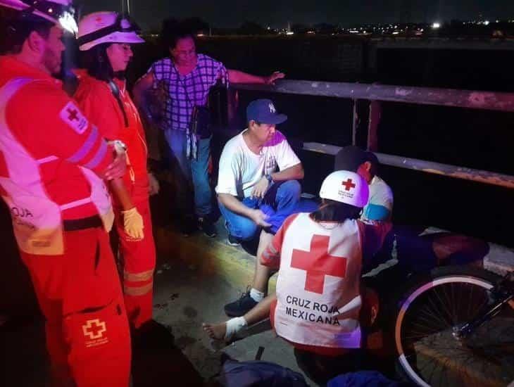 Jóvenes de Veracruz provocan accidente vehicular e impactan a ciclista